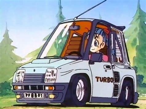 Son Goku levantando un coche y Bulma apuntándole con una pistola.