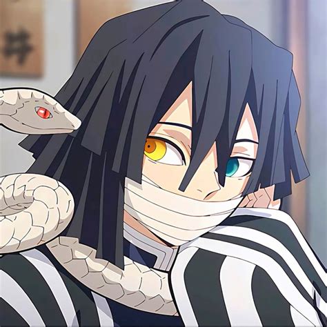 Ilustración de Obanai Iguro mostrando su rostro vendado y su heterocromía