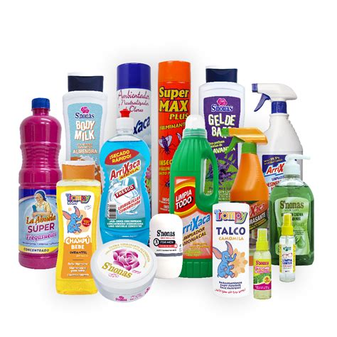 Diferentes productos de limpieza y blanqueadores