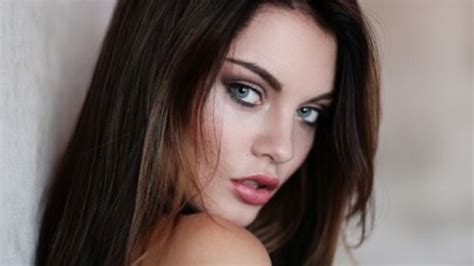 Un retrato de Tomie, con una mirada seductora y enigmática.