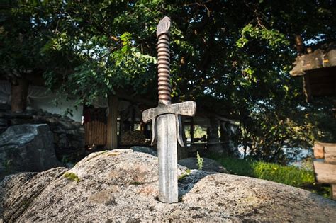 Excalibur clavada en la roca