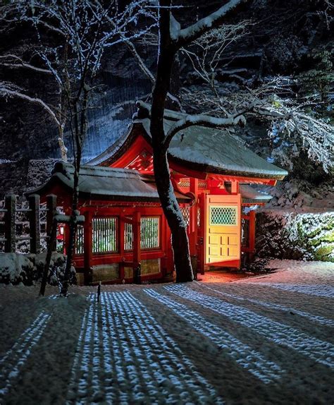 Escalera de piedra roja con farolillos que conduce al santuario Kifune-jinja