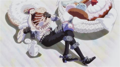 Charlotte Katakuri comiendo donuts en secreto