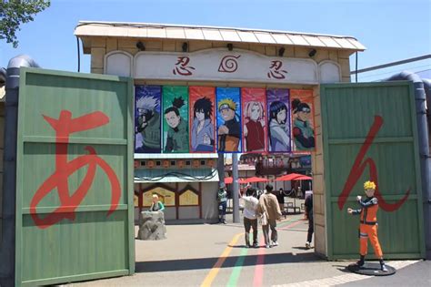Imagen de la entrada a la zona temática de Naruto x Boruto en Fuji-Q Highland