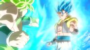 Gogeta enfrentándose a Broly Supersaiyano al Máximo Poder