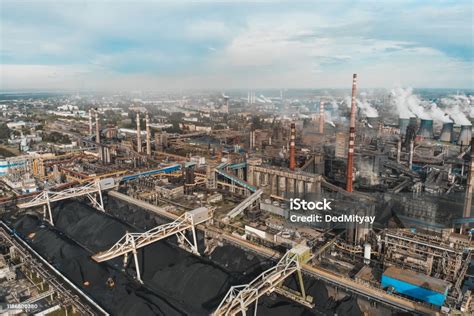 Vista panorámica de Shiganshina devastada