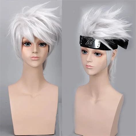 Detalles del peinado plateado y despeinado de Kakashi
