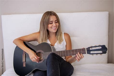 Chica con guitarra esperando el último tren