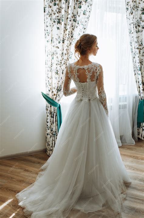 Mujer vestida de novia siendo secuestrada por una tribu