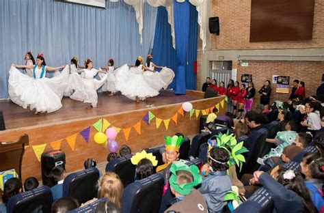 Escena de festival escolar de anime