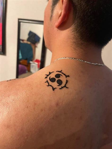 Representación del Sello Maldito en la lengua de un miembro de Raíz