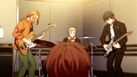 Escena de la banda de Given tocando música