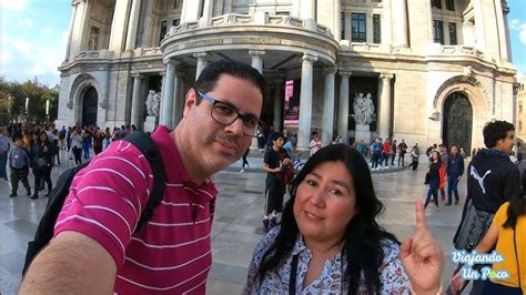 Silat y Rickert caminando por un palacio