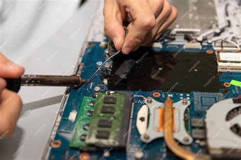 Técnico reparando una pantalla de móvil