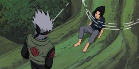 Sasuke siendo atado a un árbol por Kakashi.