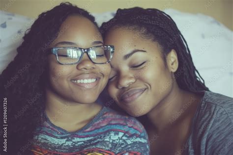 Chicas compartiendo un momento íntimo