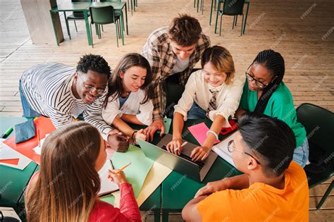 Estudiantes de secundaria interactuando en un aula