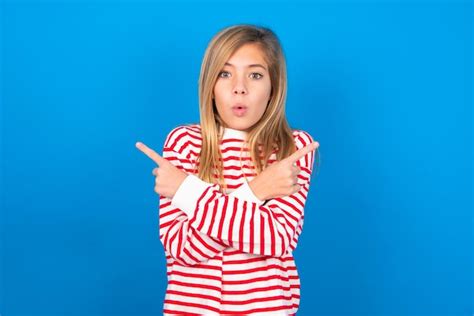 Chica confundida entre dos hombres