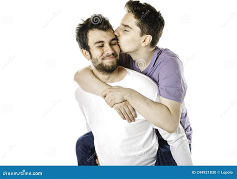 Pareja gay joven en un entorno rural