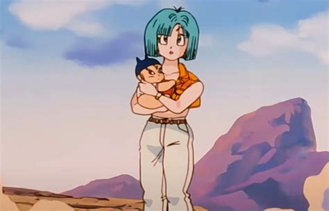 Bulma cargando a Trunks cuando aún era un bebé