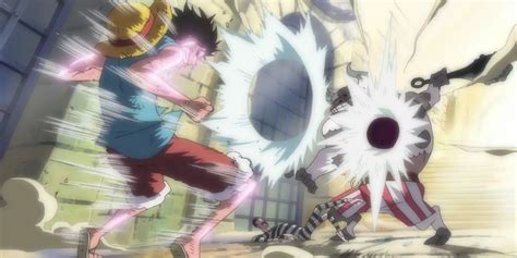 Luffy usando sus poderes Gomu Gomu en combate