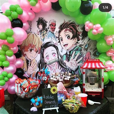 Mesa de dulces decorada con temática de Demon Slayer