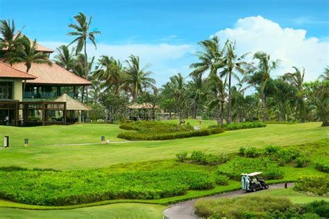 Campo de golf de lujo con personajes