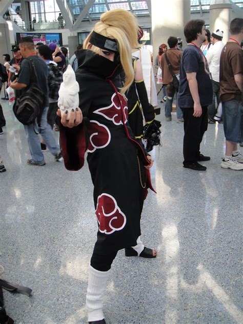 Deidara utilizando su arte de arcilla explosiva