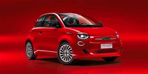 Fiat 500 rojo destruido por el Kame Hame Ha de Goku