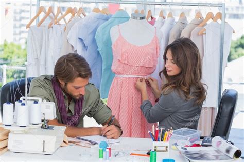Diseñadores de moda trabajando en un atelier