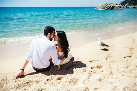 Pareja besándose apasionadamente en la playa
