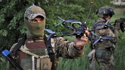 Soldados luchando contra drones