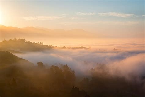Paisaje montañoso de Japón al amanecer