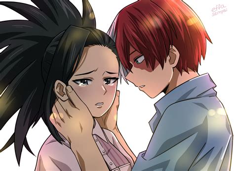 Momo Yaoyorozu y Shoto Todoroki tomados de la mano en un parque.