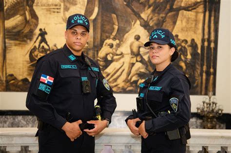 Oficiales de la Policía Militar discutiendo sobre la situación