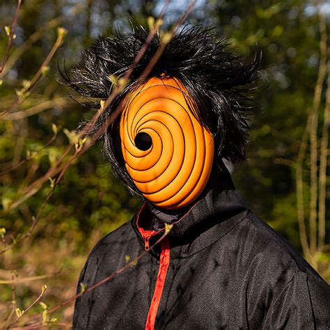 Momento en que Naruto golpea la máscara de Tobi con el Rasengan, revelando su rostro