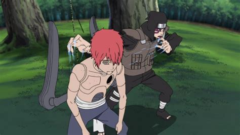 Sakura peleando contra la marioneta de Sasori