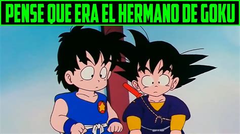 Bulma dándole un baño a Goku