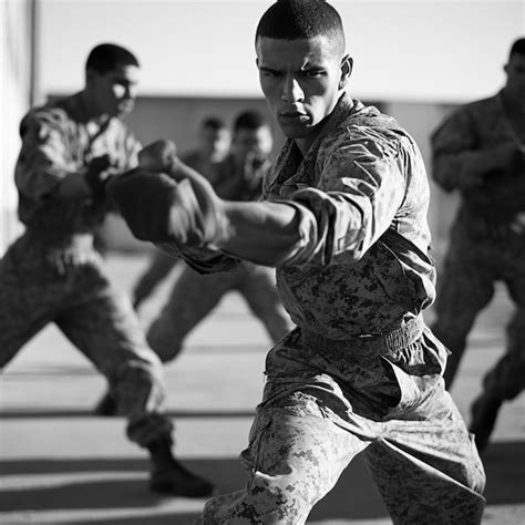 Reclutas entrenando combate cuerpo a cuerpo