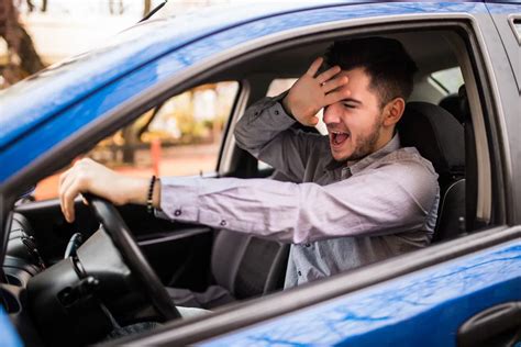 Aegan frustrado en su coche