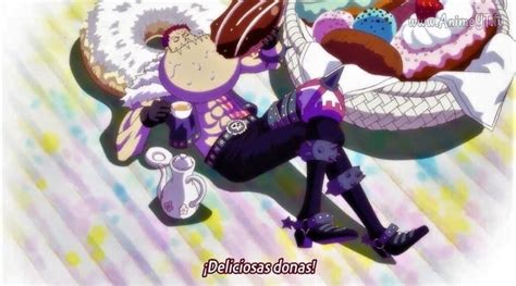 Katakuri comiendo donas con su boca abierta