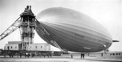 Gabi persiguiendo el dirigible con determinación