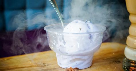 Helado siendo preparado con nitrógeno líquido y humo