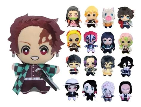 Colección de figuras y peluches de Demon Slayer en una estantería