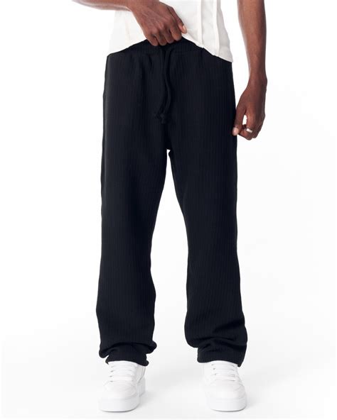 Pantalón de chándal con diseño de Attack on Titan que generó debate