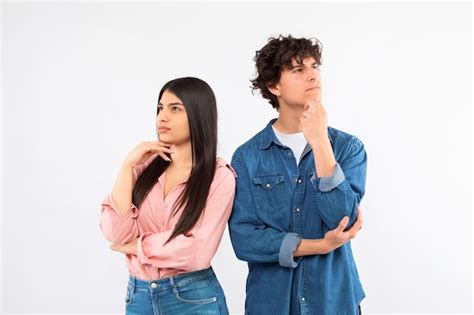pareja joven en un momento de confusión