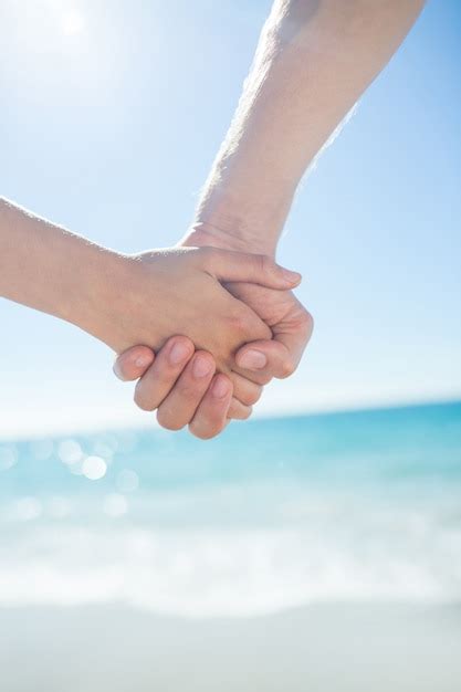 Pareja Noctis y Prompto caminando de la mano