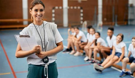 Profesor de educación física impartiendo una clase a adolescentes