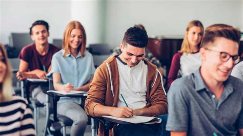 Chicos de preparatoria en la escuela