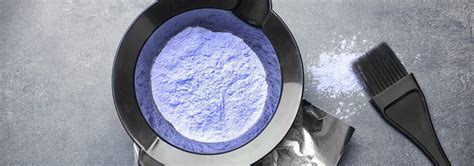 Polvo decolorante azul en un recipiente